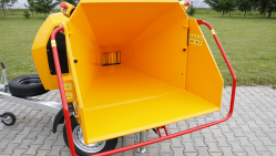 Powerful chipper with diesel engine on braked chassis (25 HP) LS 160 DWB 